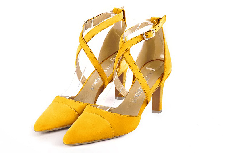 Yello Muted heels XLサイズ Yellow open side shoes, with crossed straps. Tapered toe